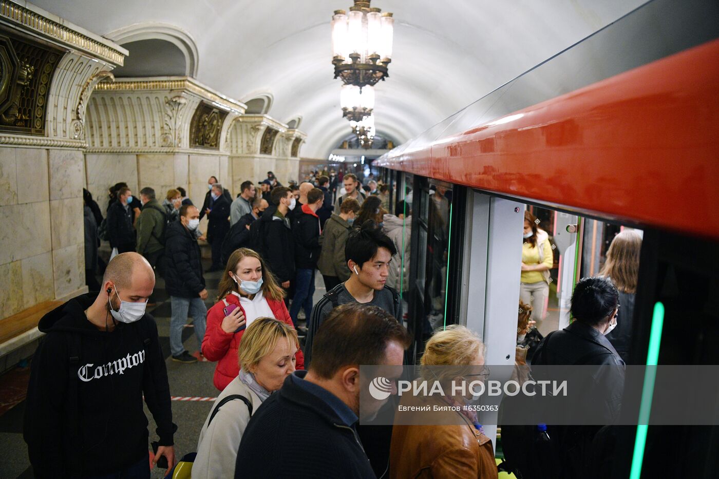 Поезд нового поколения "Москва-2020"  вышел на кольцевую линию метро