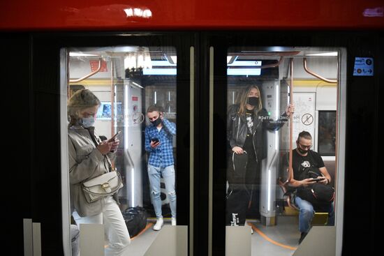 Поезд нового поколения "Москва-2020"  вышел на кольцевую линию метро