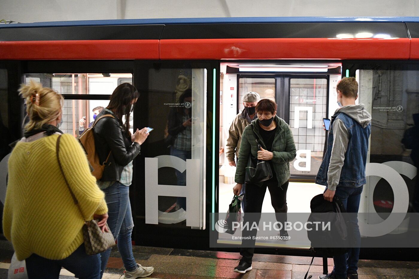 Поезд нового поколения "Москва-2020"  вышел на кольцевую линию метро