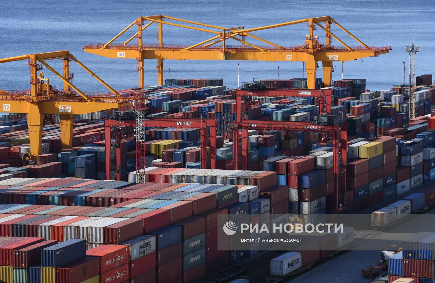 Докеры во Владивостоке протестуют против отставки гендиректора входящего в группу FESCO порта З. Юсупова