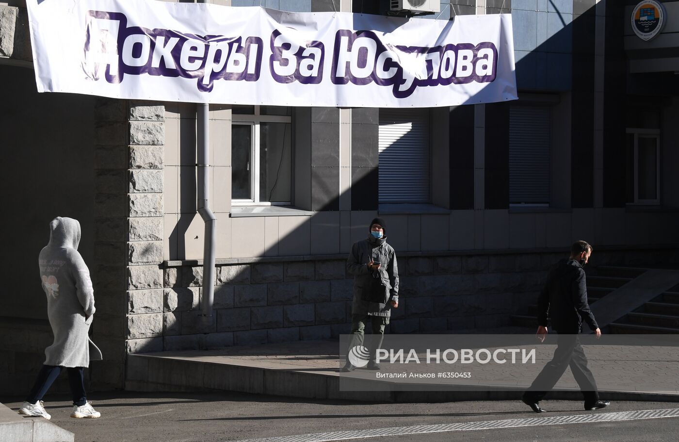 Докеры во Владивостоке протестуют против отставки гендиректора входящего в группу FESCO порта З. Юсупова