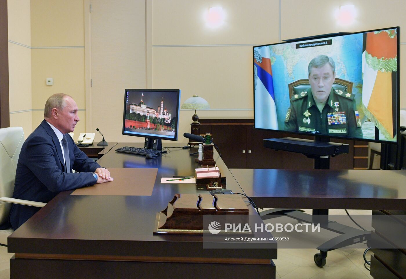Президент РФ В. Путин провел встречу с начальником Генштаба ВС РФ В. Герасимовым
