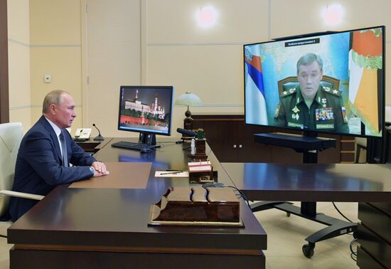 Президент РФ В. Путин провел встречу с начальником Генштаба ВС РФ В. Герасимовым