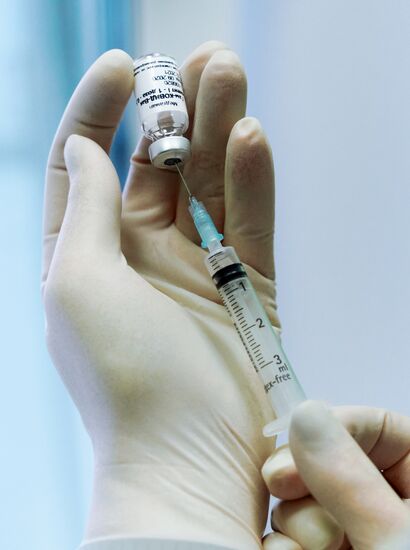 Вакцинация врачей от коронавируса в Сестрорецке