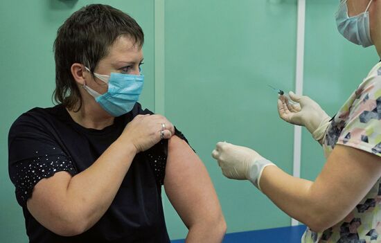 Вакцинация врачей от коронавируса в Ленинградской области