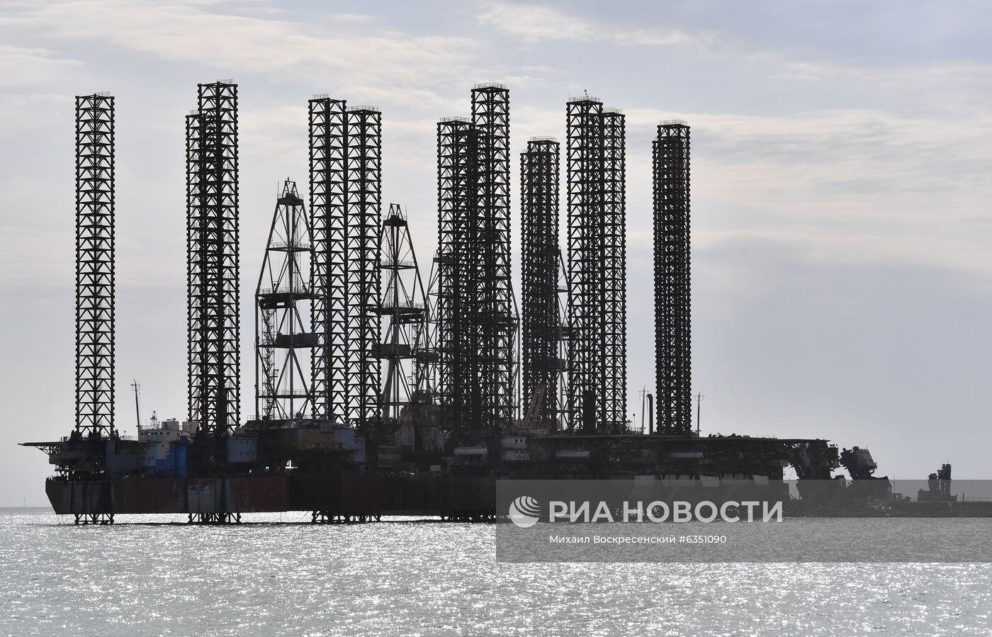 Нефтедобывающая платформа в Баку