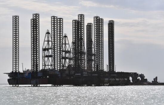 Нефтедобывающая платформа в Баку