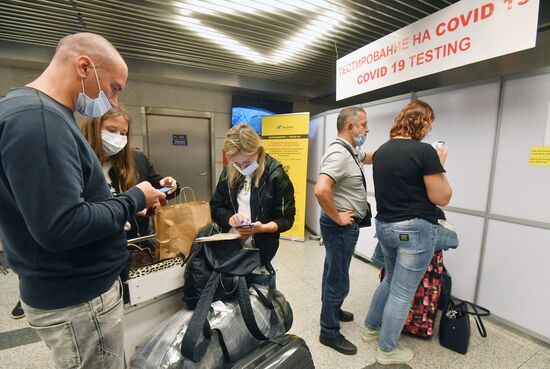 Экспресс-тестирование пассажиров на COVID-19 в аэропорту Внуково