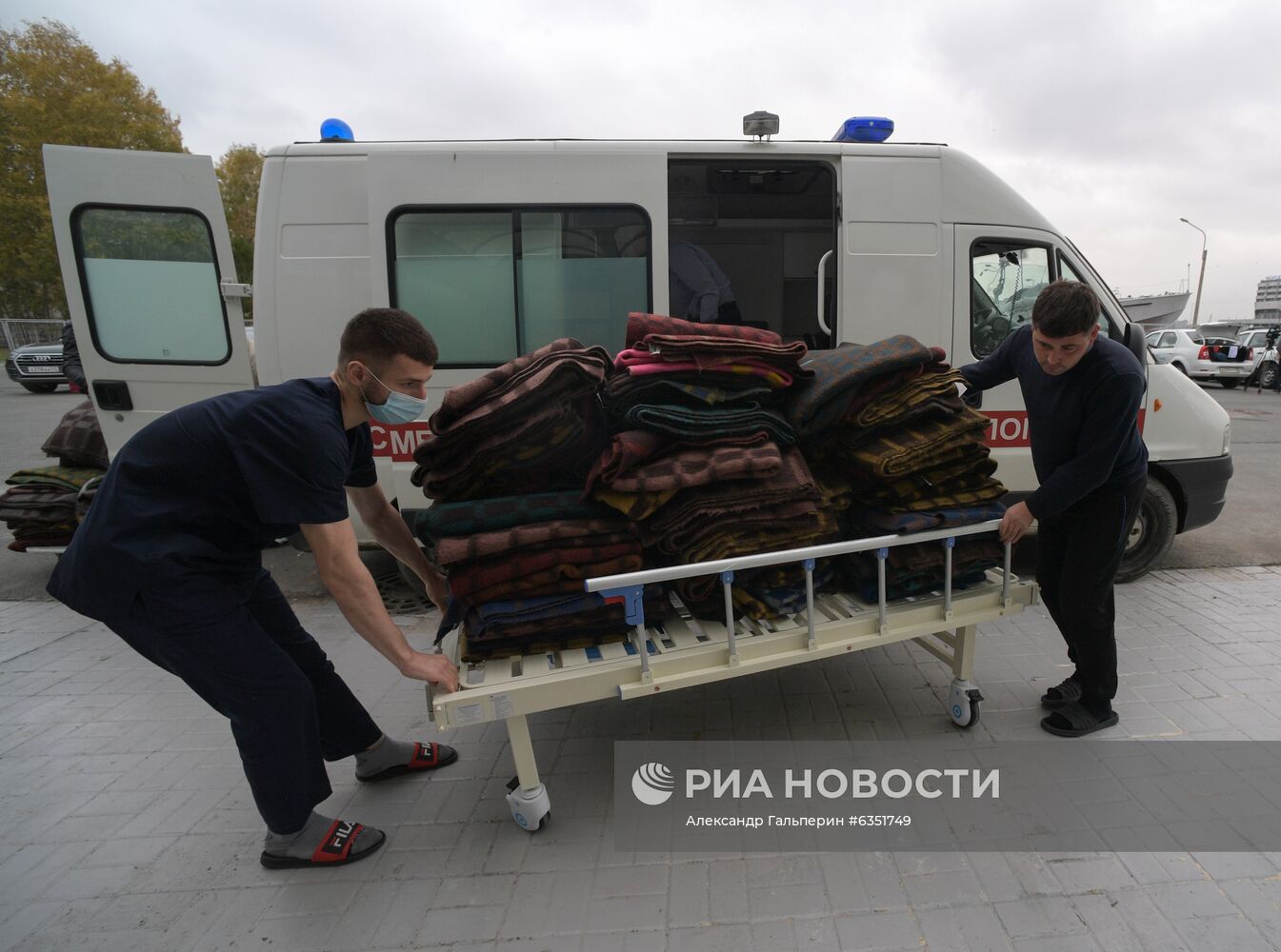 Подготовка временного госпиталя в "Ленэкспо" к приему пациентов с COVID-19