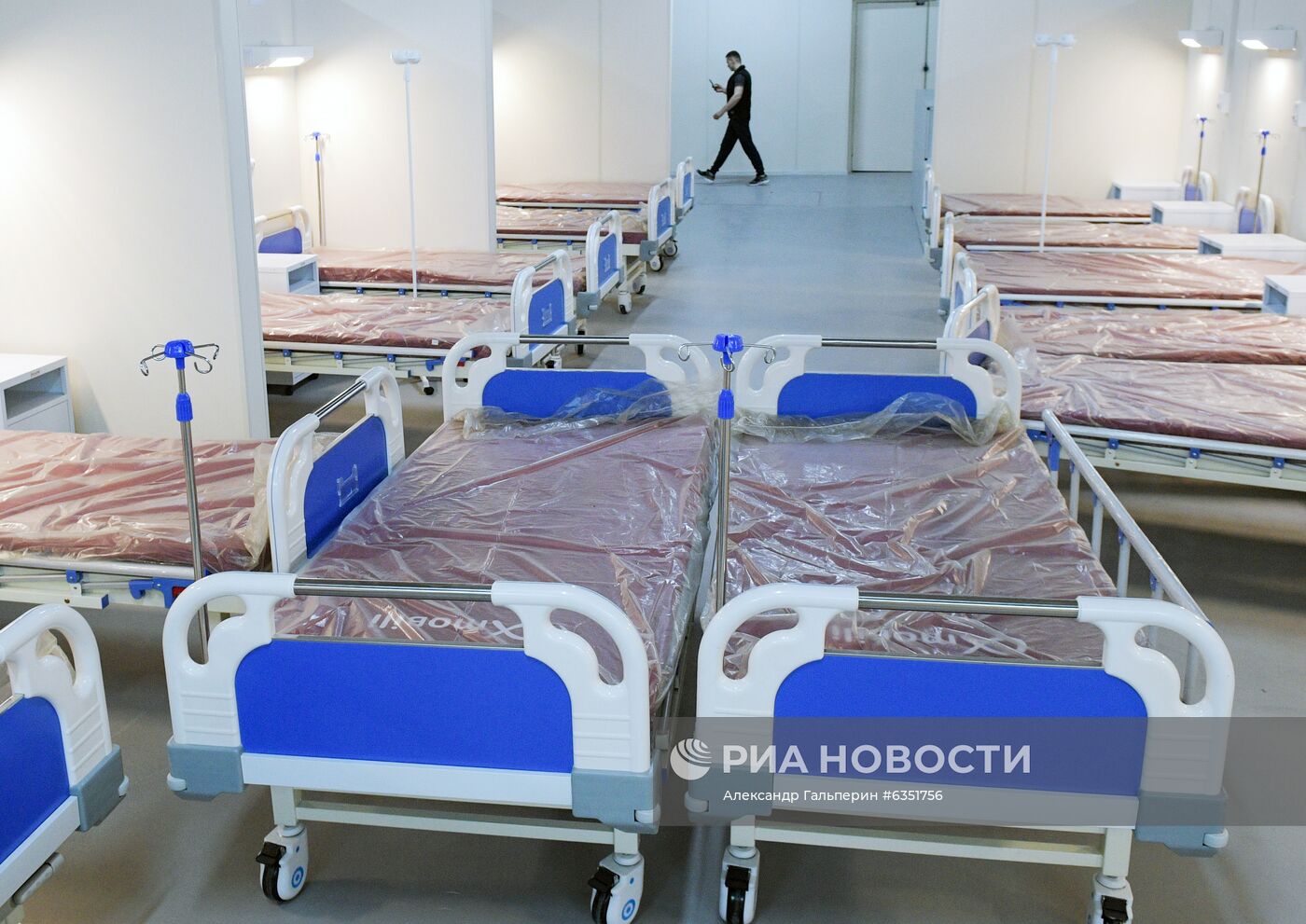 Подготовка временного госпиталя в "Ленэкспо" к приему пациентов с COVID-19