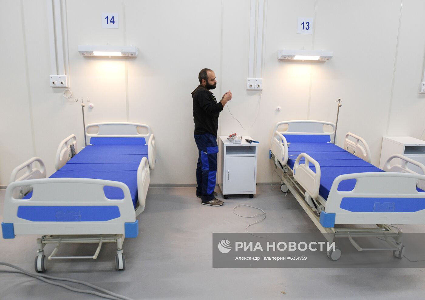 Подготовка временного госпиталя в "Ленэкспо" к приему пациентов с COVID-19