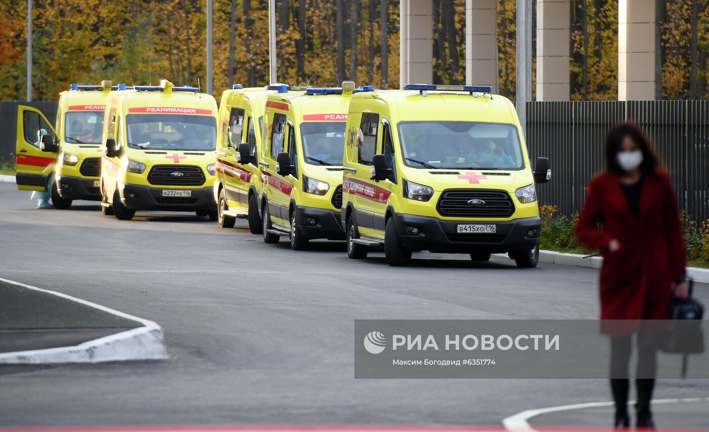 Очереди из машин скорой помощи у инфекционной больницы в Казани