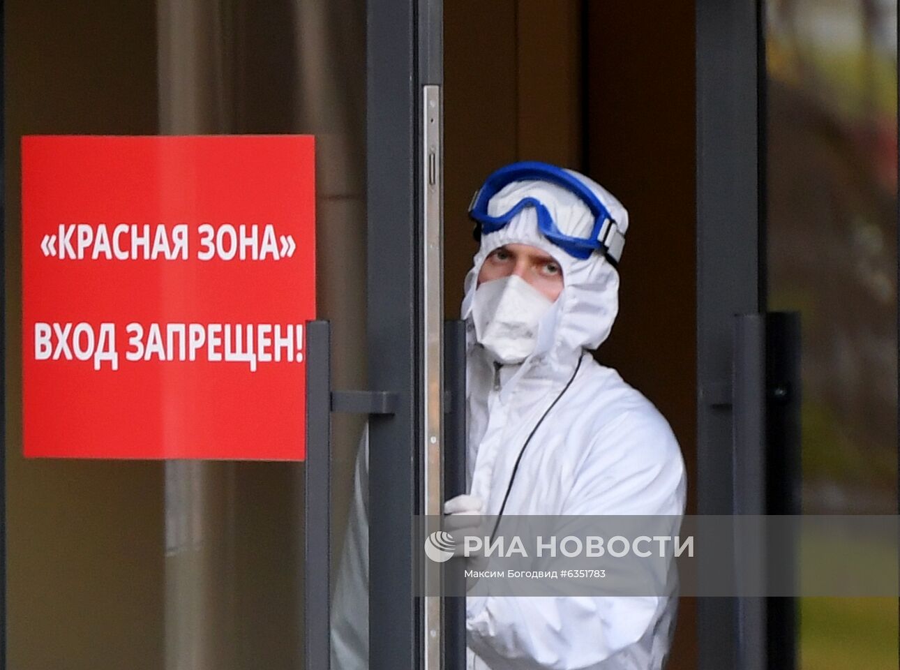 Очереди из машин скорой помощи у инфекционной больницы в Казани