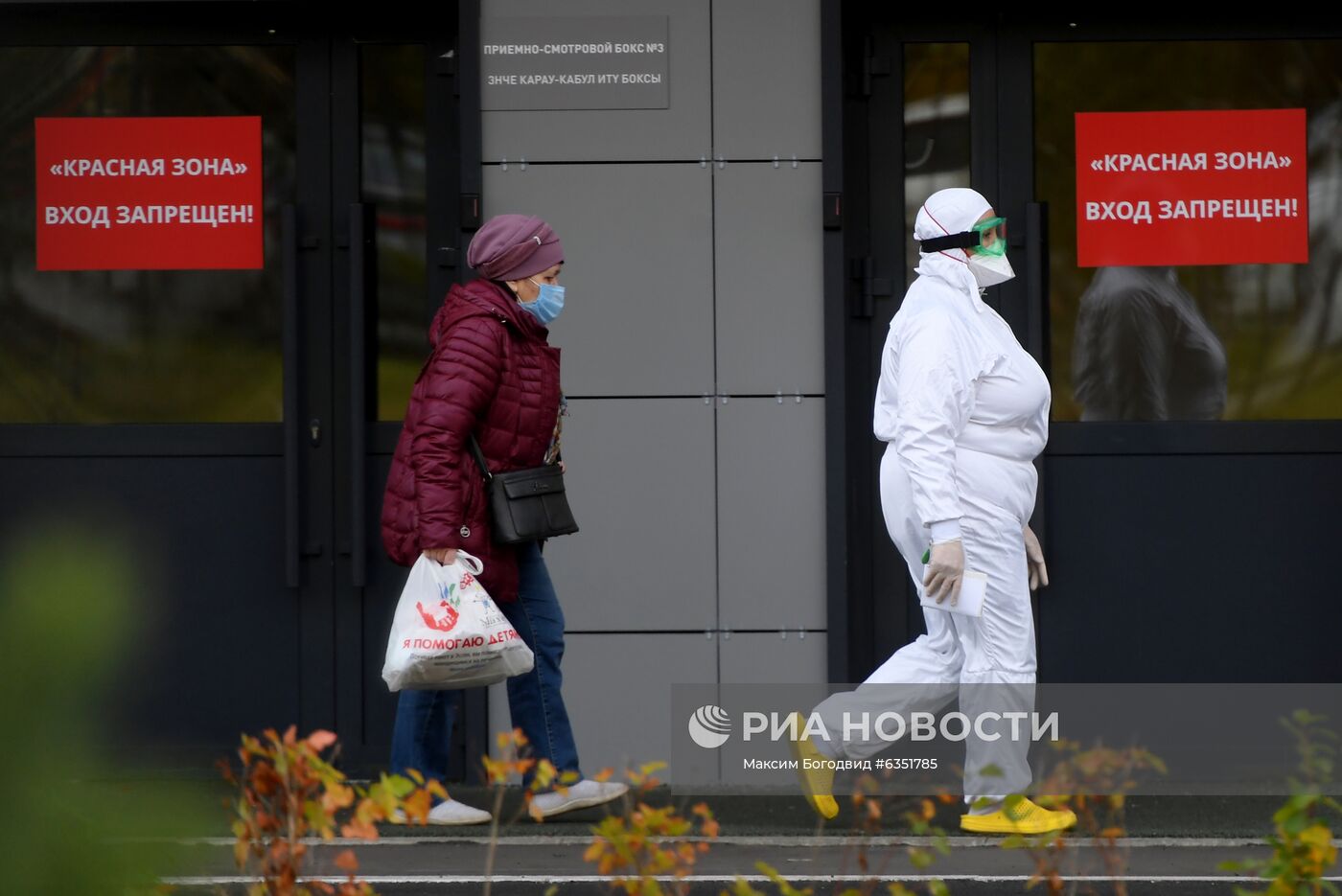 Очереди из машин скорой помощи у инфекционной больницы в Казани