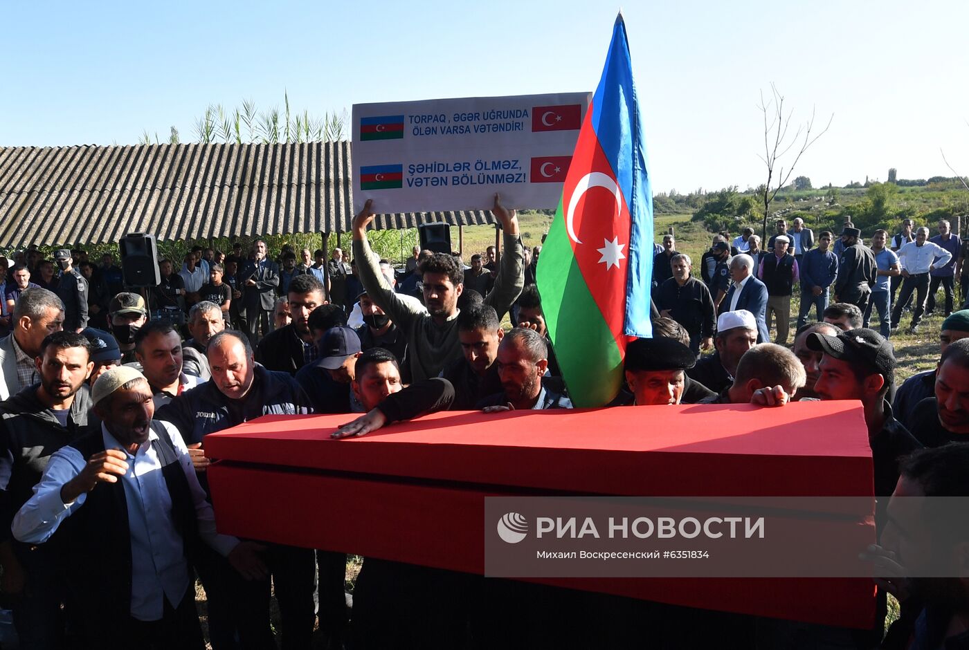 Похороны погибшего во время боевых действий азербайджанского военнослужащего