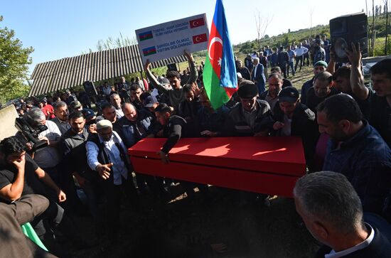 Похороны погибшего во время боевых действий азербайджанского военнослужащего