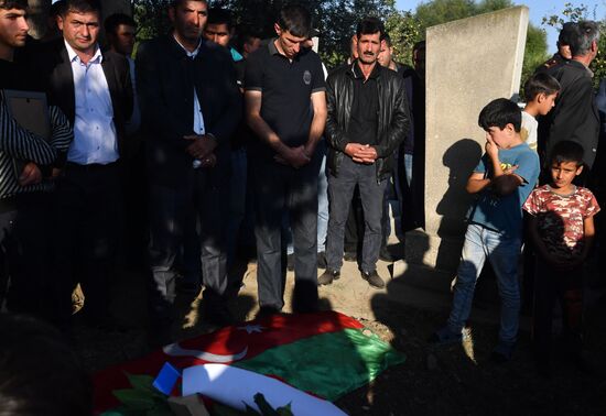 Похороны погибшего во время боевых действий азербайджанского военнослужащего