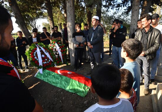 Похороны погибшего во время боевых действий азербайджанского военнослужащего