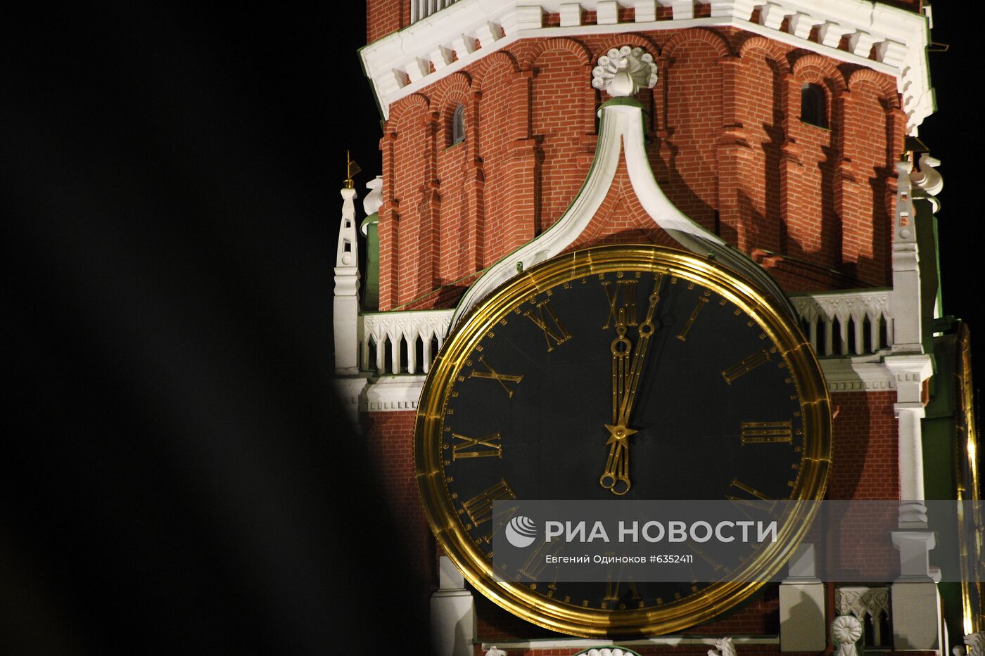 В Москве куранты на Спасской башне московского Кремля временно остановят в связи с плановой заменой колоколов