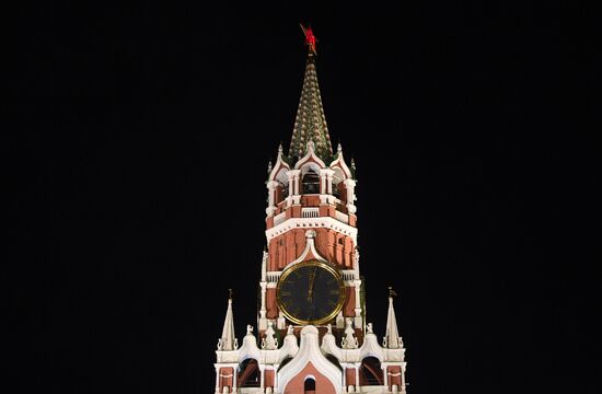 В Москве куранты на Спасской башне московского Кремля временно остановят в связи с плановой заменой колоколов