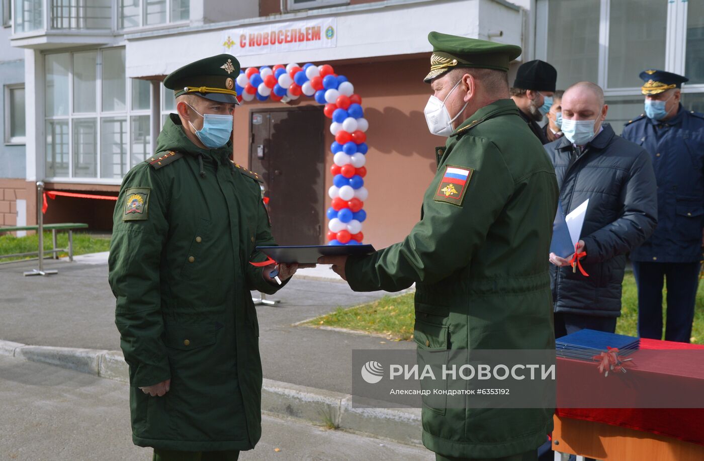 Вручение ключей от новых квартир военнослужащим в Челябинске