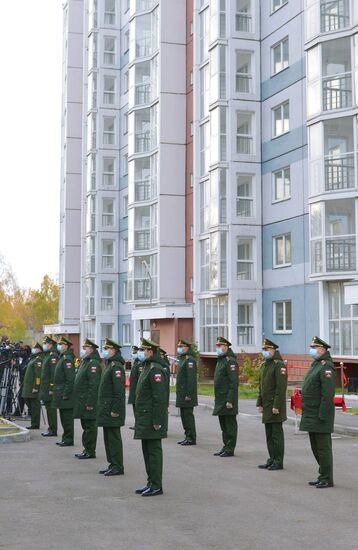 Вручение ключей от новых квартир военнослужащим в Челябинске