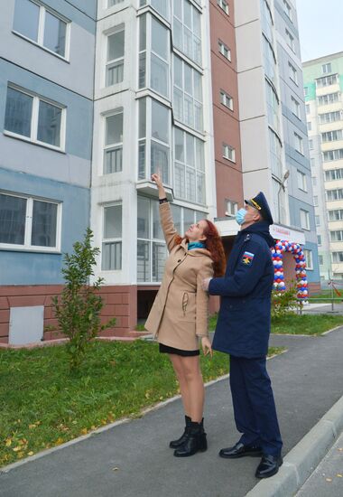 Вручение ключей от новых квартир военнослужащим в Челябинске