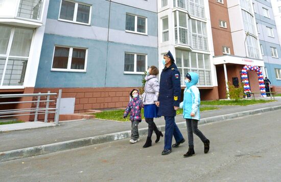 Вручение ключей от новых квартир военнослужащим в Челябинске