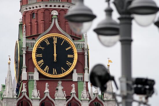 В Москве куранты на Спасской башне Московского Кремля временно остановят в связи с плановой заменой колоколов