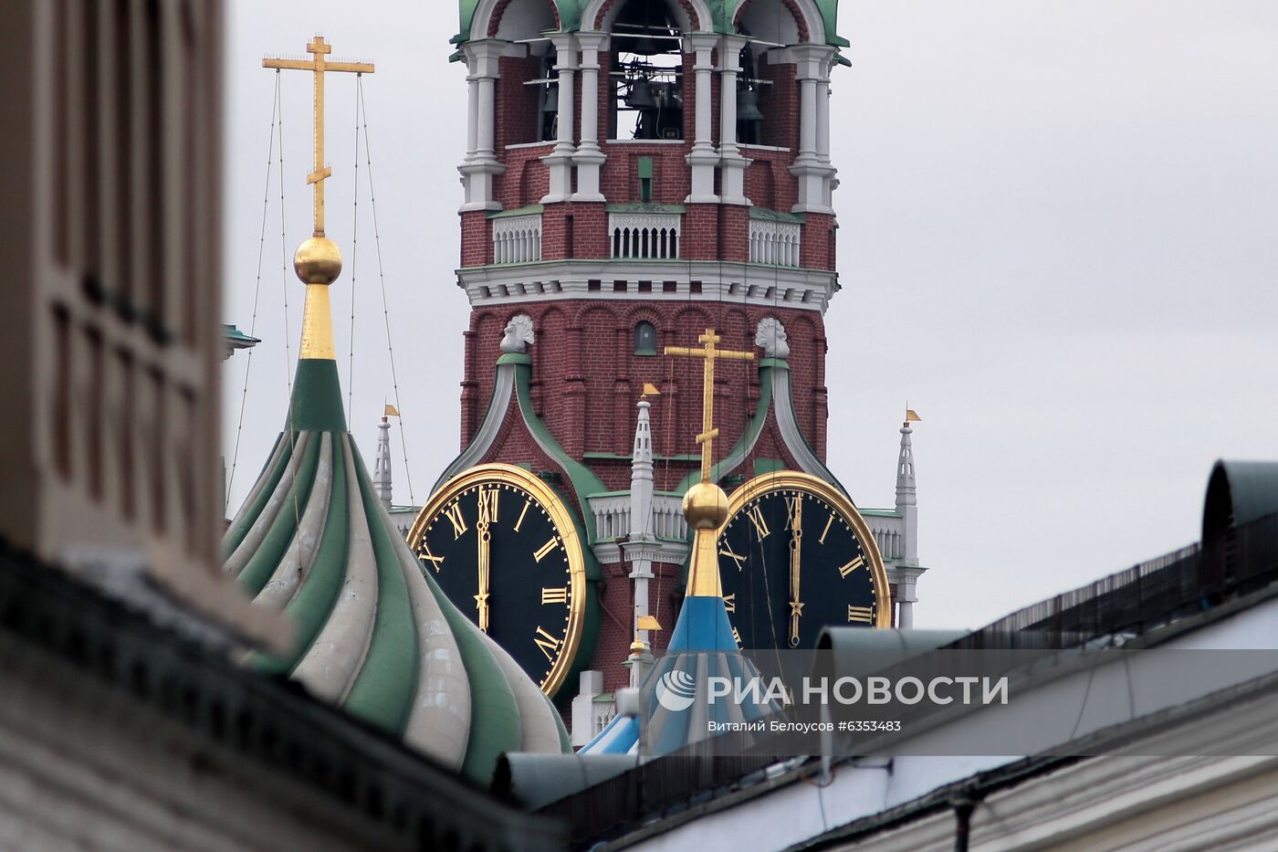 В Москве куранты на Спасской башне Московского Кремля временно остановят в  связи с плановой заменой колоколов | РИА Новости Медиабанк