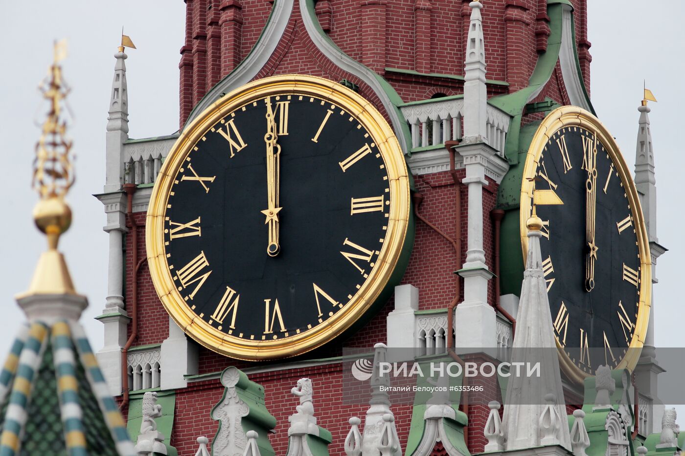 В Москве куранты на Спасской башне Московского Кремля временно остановят в связи с плановой заменой колоколов