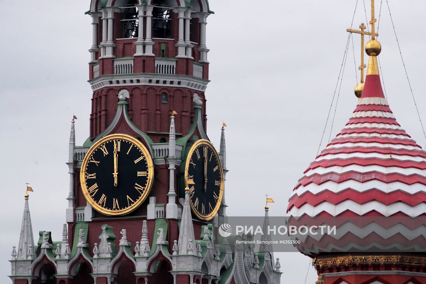 В Москве куранты на Спасской башне Московского Кремля временно остановят в связи с плановой заменой колоколов
