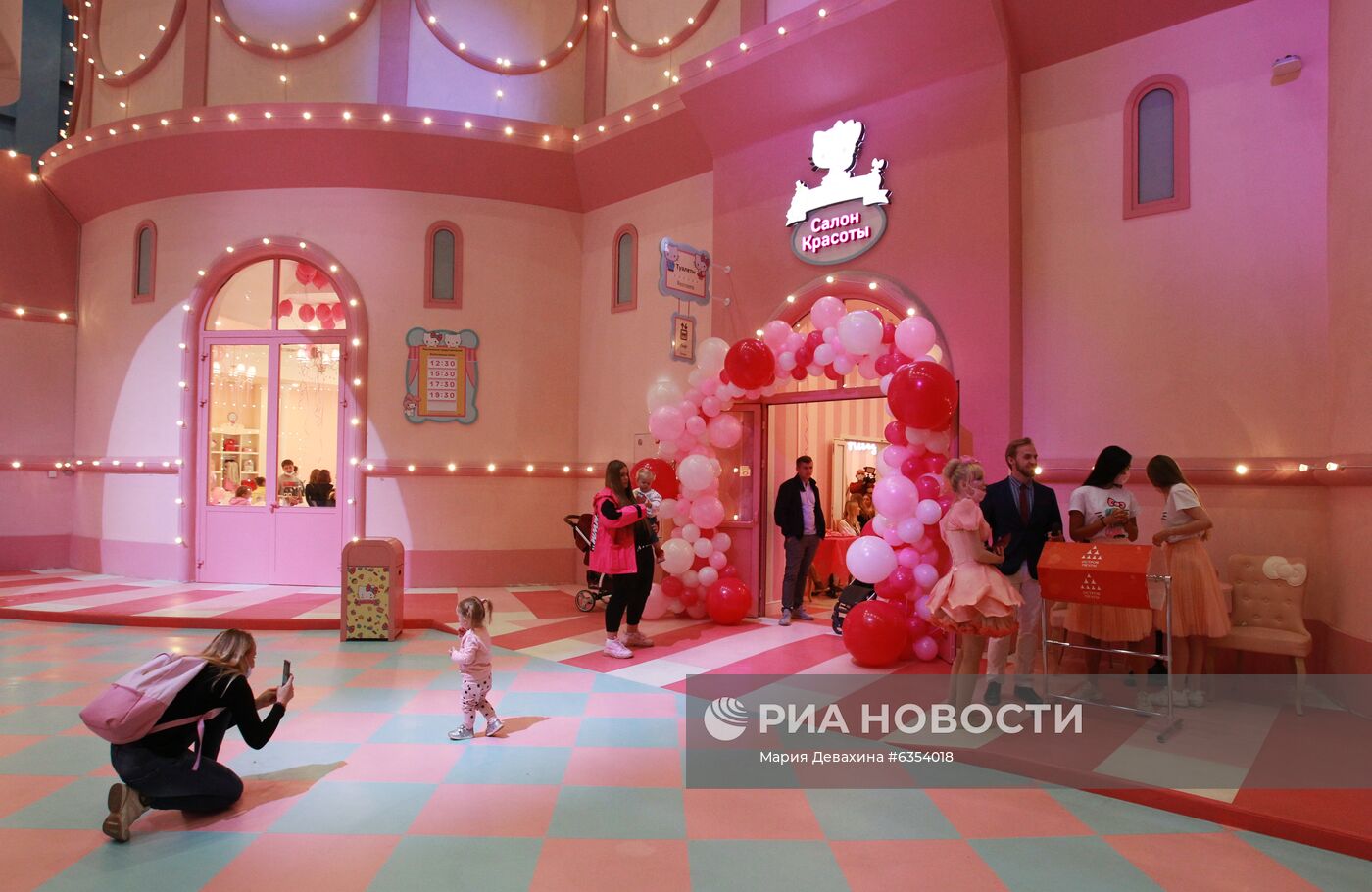 Открытие салона красоты Hello Kitty | РИА Новости Медиабанк