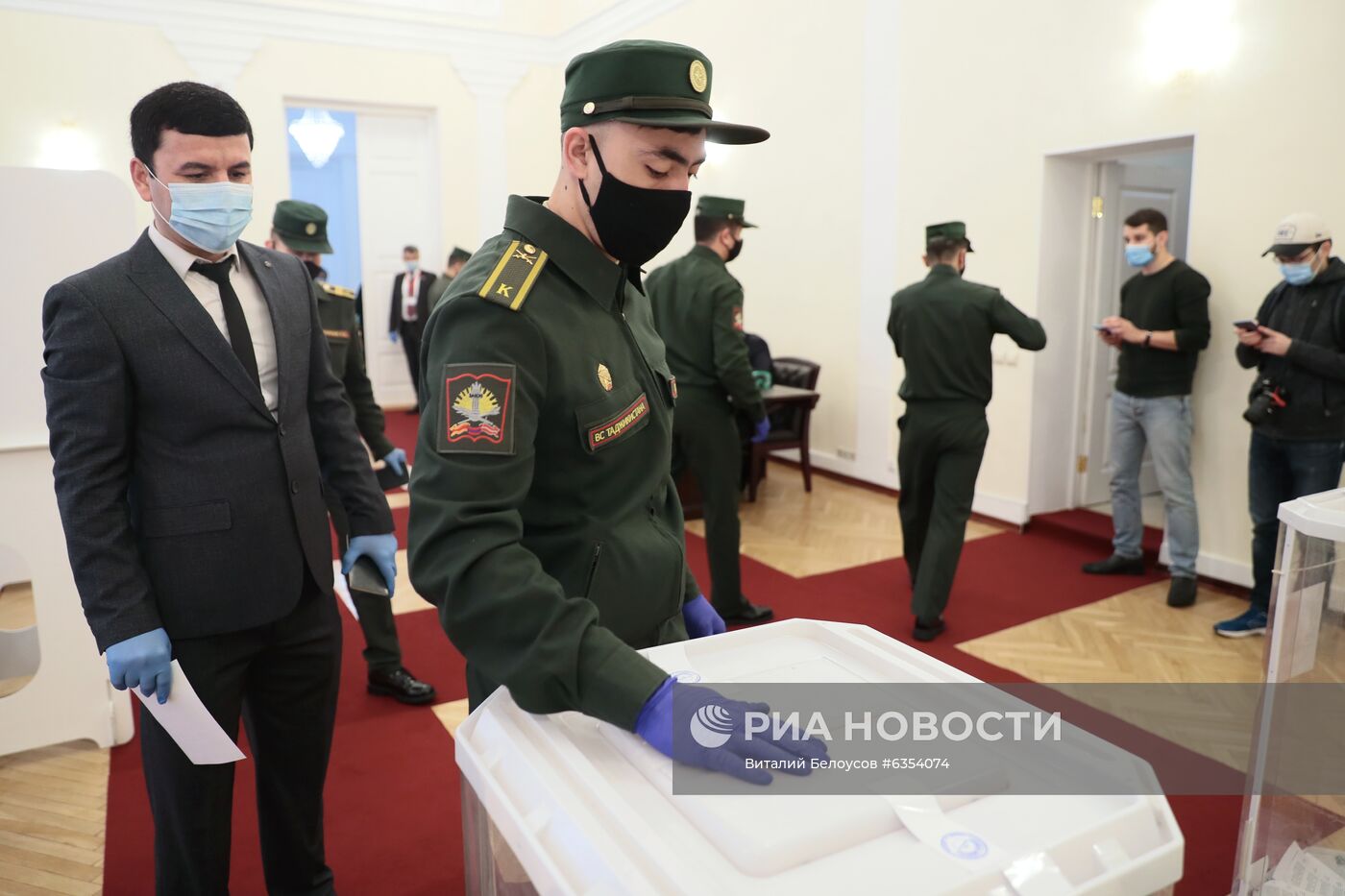 Голосование на выборах президента в посольстве Таджикистана в Москве