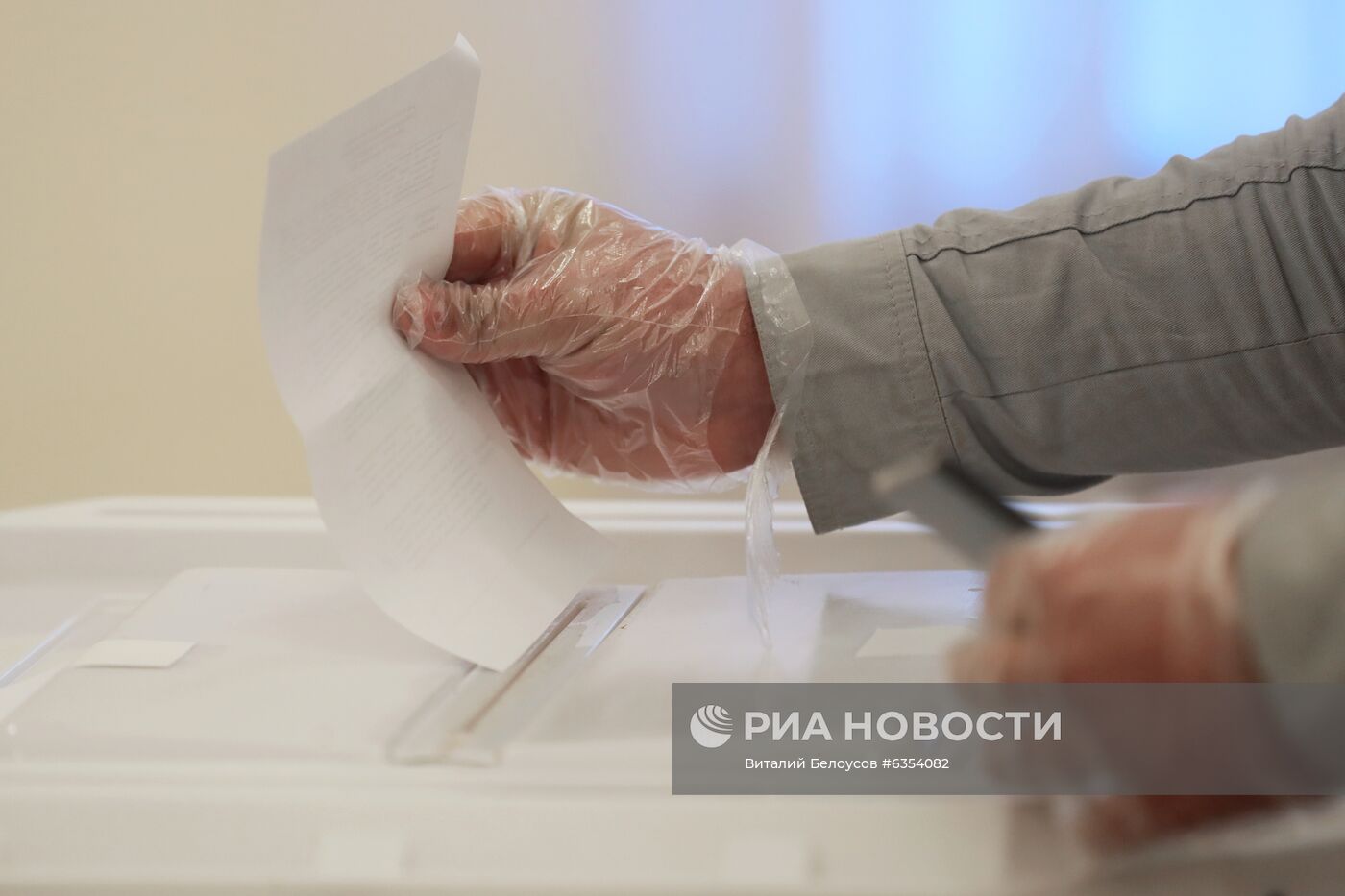 Голосование на выборах президента в посольстве Таджикистана в Москве