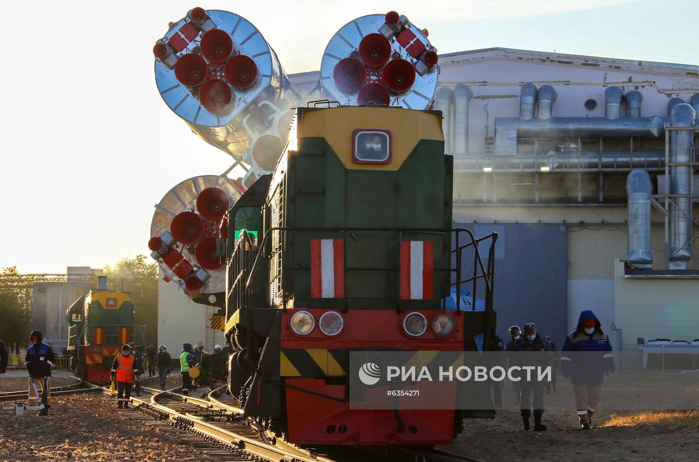 Вывоз РН "Союз-2.1а" с пилотируемым кораблем "Союз МС-17" на стартовый комплекс космодрома Байконур