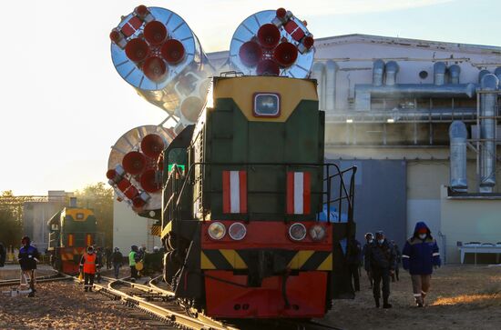 Вывоз РН "Союз-2.1а" с пилотируемым кораблем "Союз МС-17" на стартовый комплекс космодрома Байконур