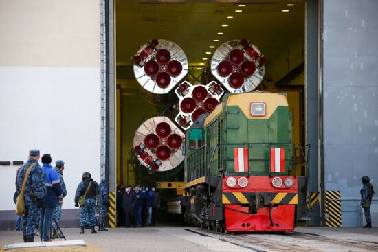 Вывоз РН "Союз-2.1а" с пилотируемым кораблем "Союз МС-17" на стартовый комплекс космодрома Байконур