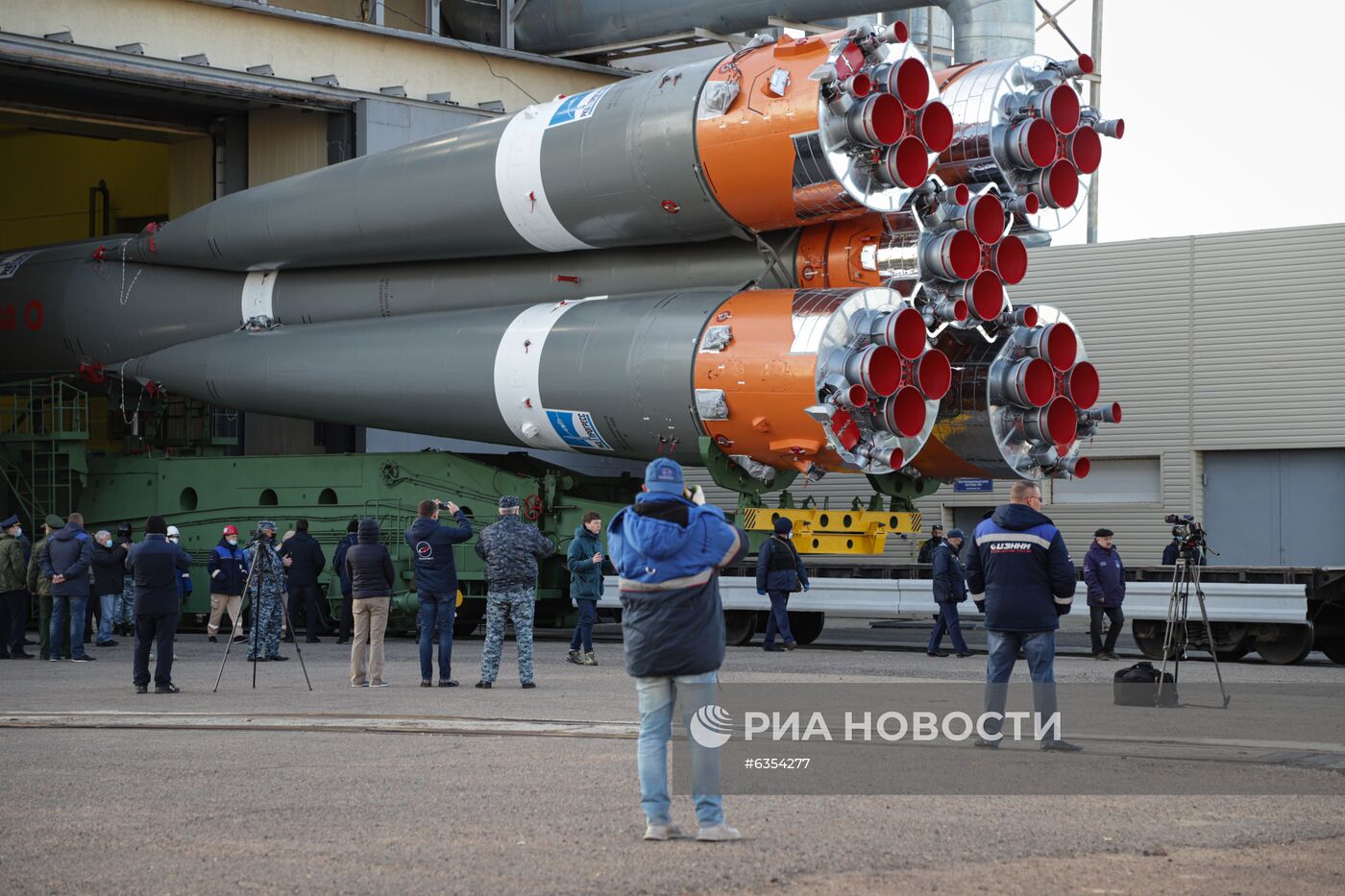 Вывоз РН "Союз-2.1а" с пилотируемым кораблем "Союз МС-17" на стартовый комплекс космодрома Байконур