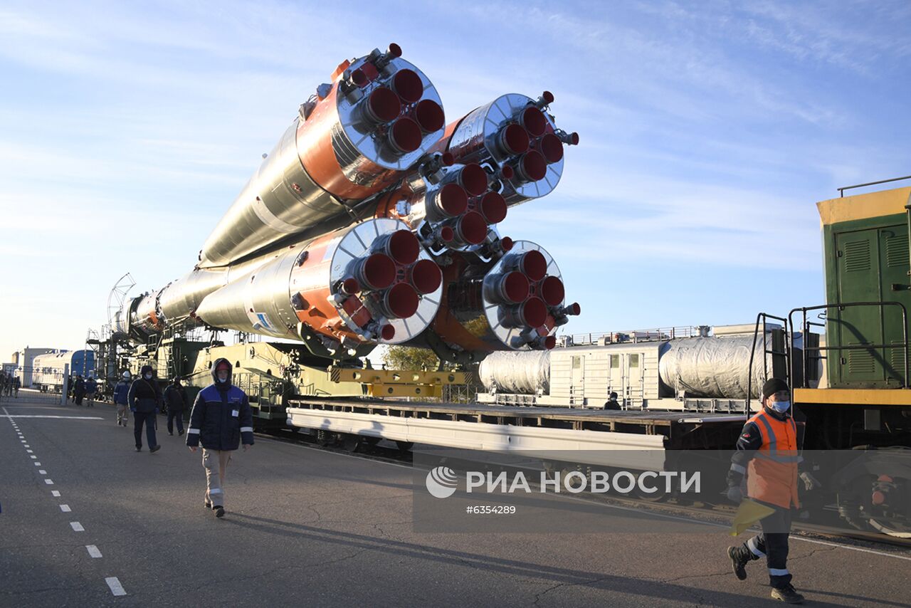 Вывоз РН "Союз-2.1а" с пилотируемым кораблем "Союз МС-17" на стартовый комплекс космодрома Байконур