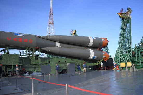 Вывоз РН "Союз-2.1а" с пилотируемым кораблем "Союз МС-17" на стартовый комплекс космодрома Байконур