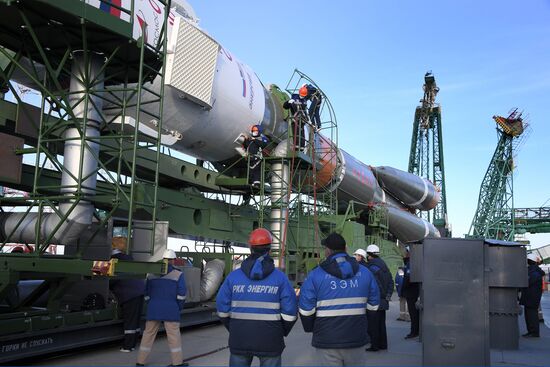Вывоз РН "Союз-2.1а" с пилотируемым кораблем "Союз МС-17" на стартовый комплекс космодрома Байконур