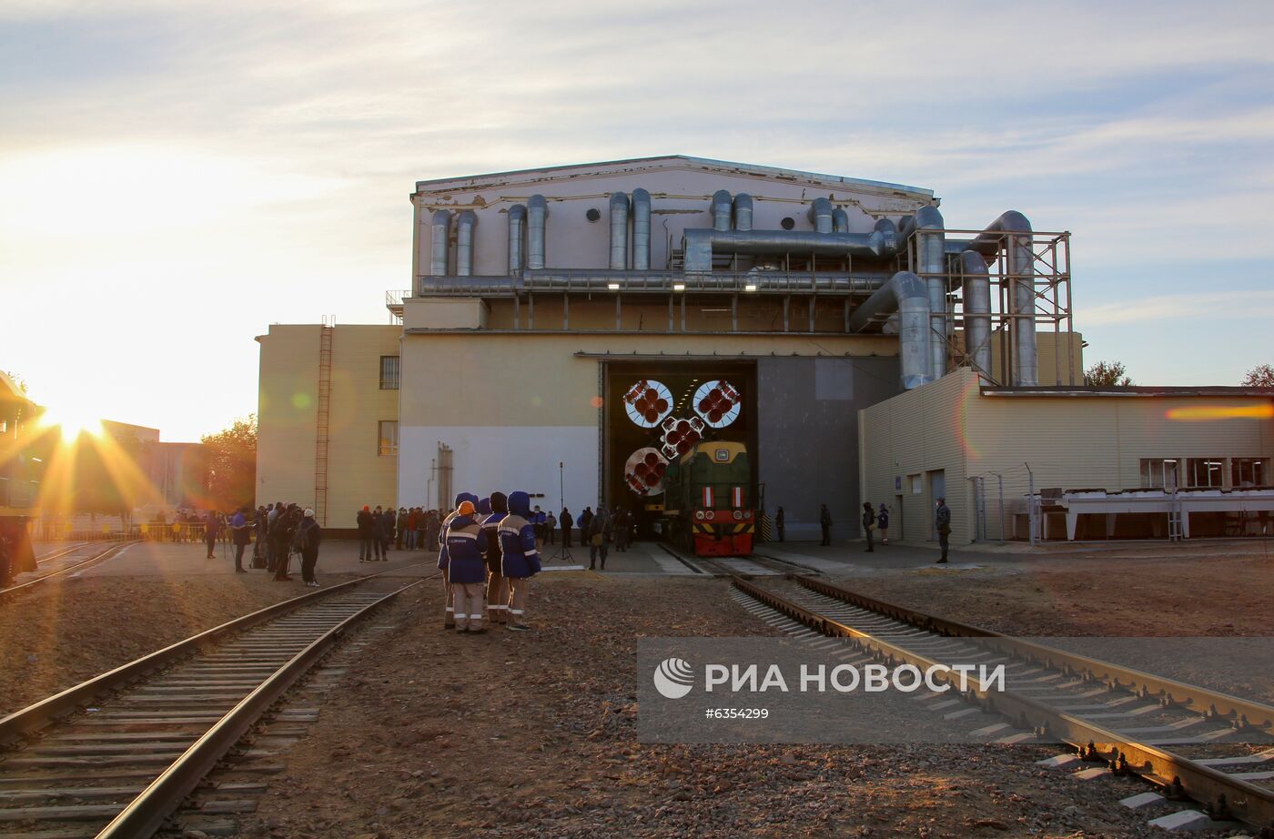 Вывоз РН "Союз-2.1а" с пилотируемым кораблем "Союз МС-17" на стартовый комплекс космодрома Байконур