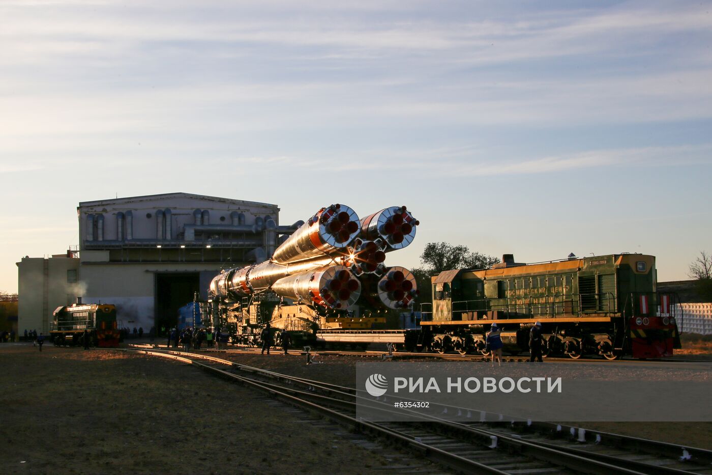 Вывоз РН "Союз-2.1а" с пилотируемым кораблем "Союз МС-17" на стартовый комплекс космодрома Байконур