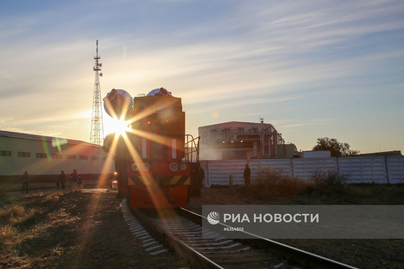 Вывоз РН "Союз-2.1а" с пилотируемым кораблем "Союз МС-17" на стартовый комплекс космодрома Байконур