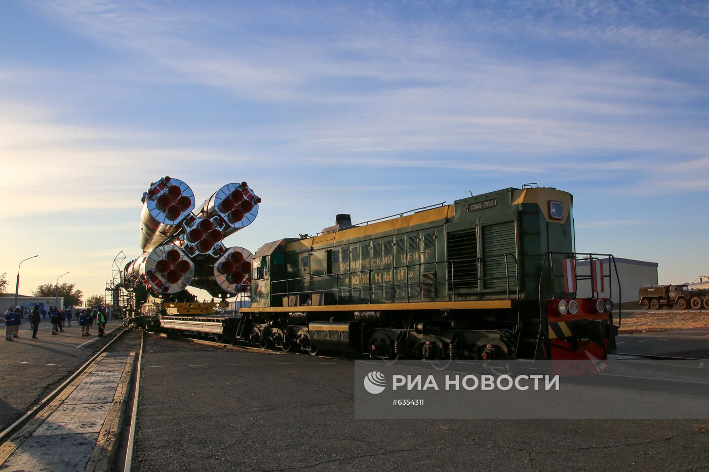 Вывоз РН "Союз-2.1а" с пилотируемым кораблем "Союз МС-17" на стартовый комплекс космодрома Байконур