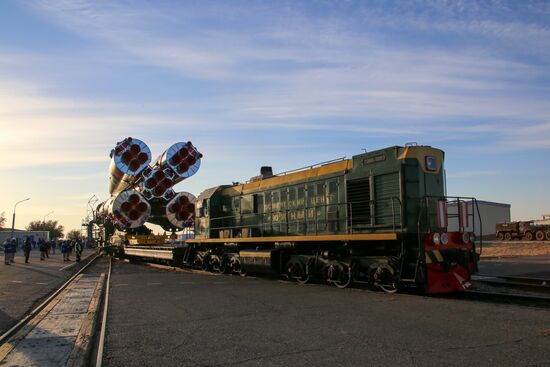 Вывоз РН "Союз-2.1а" с пилотируемым кораблем "Союз МС-17" на стартовый комплекс космодрома Байконур