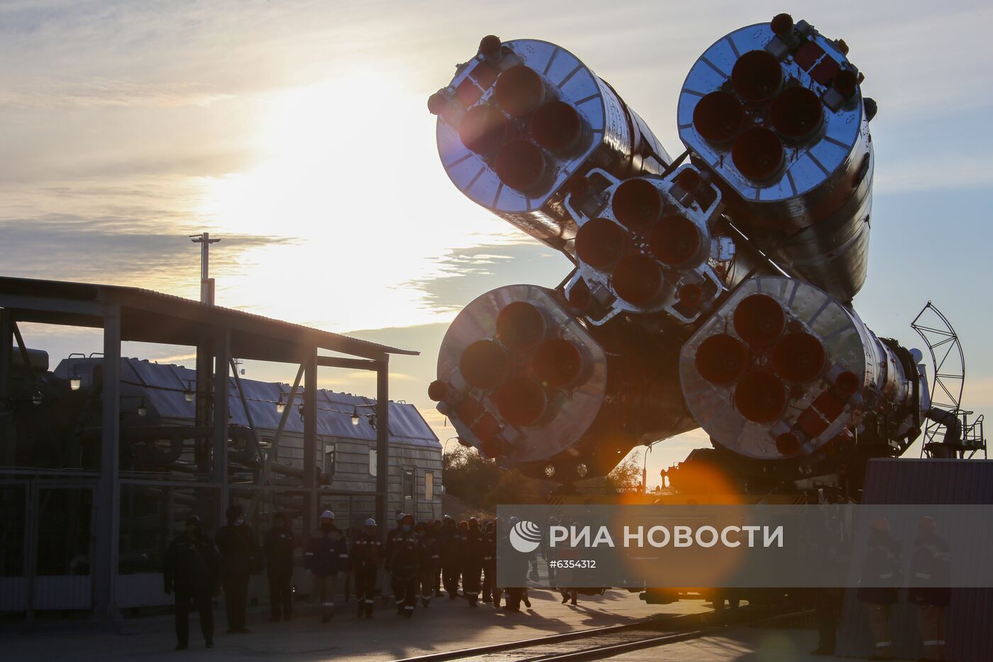 Вывоз РН "Союз-2.1а" с пилотируемым кораблем "Союз МС-17" на стартовый комплекс космодрома Байконур