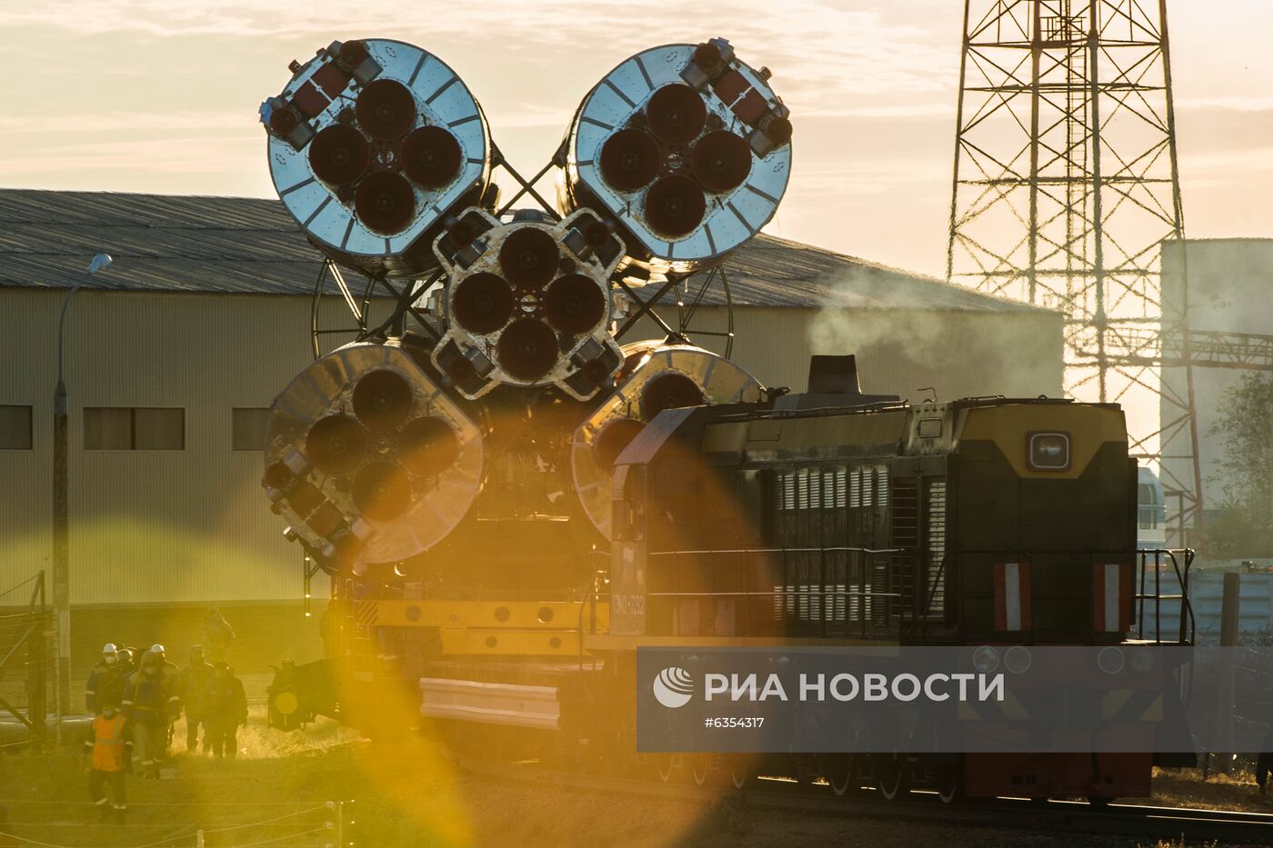 Вывоз РН "Союз-2.1а" с пилотируемым кораблем "Союз МС-17" на стартовый комплекс космодрома Байконур