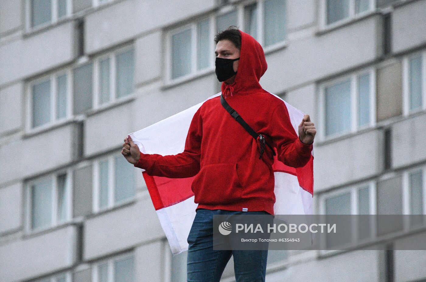 Участник несанкционированной акции протеста оппозиции в Минске. Место: Белоруссия, Минск. Автор: Виктор Толочко/Sputnik/РИА Новости. Несанкционированная акция протеста оппозиции в Минске